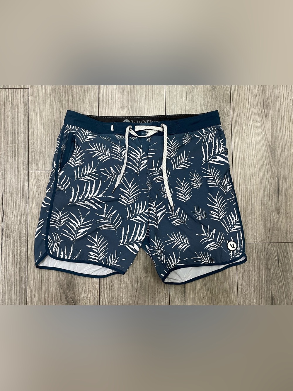 Vuori V314 Men Size 32 Cruise Board Shorts Floral 4 Way Stretch Performance